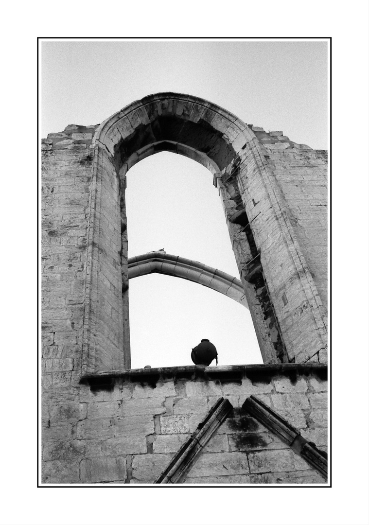 Lissabon - Ruine der Carmo Kirche, die nach dem Erdbeben 1755 nicht wiederaufgebaut wurde -