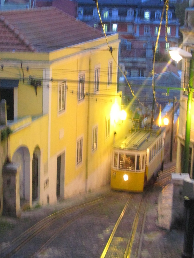 Lissabon Schägtrambahn bei Nacht
