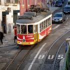 Lissabon: schnuckelige-Strassenbahn_Hügel-hoch-&-Hügel-ab.