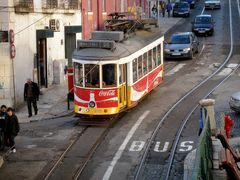 Lissabon: schnuckelige-Strassenbahn_Hügel-hoch-&-Hügel-ab.