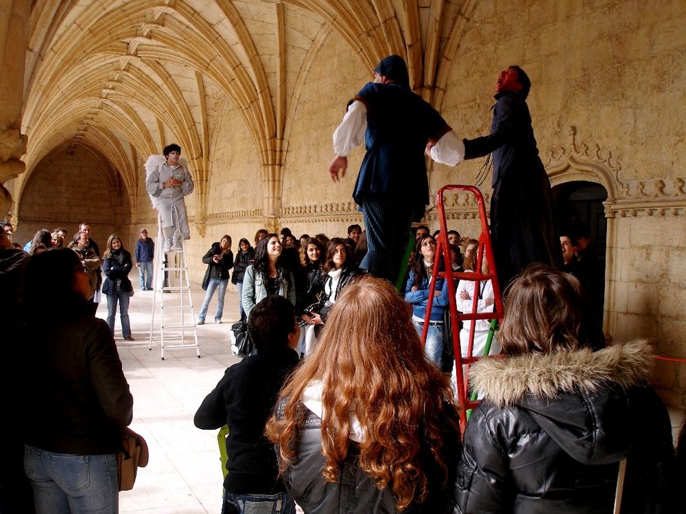 Lissabon: Theateraufführung für eine Schulklasse in den Klosterarkaden