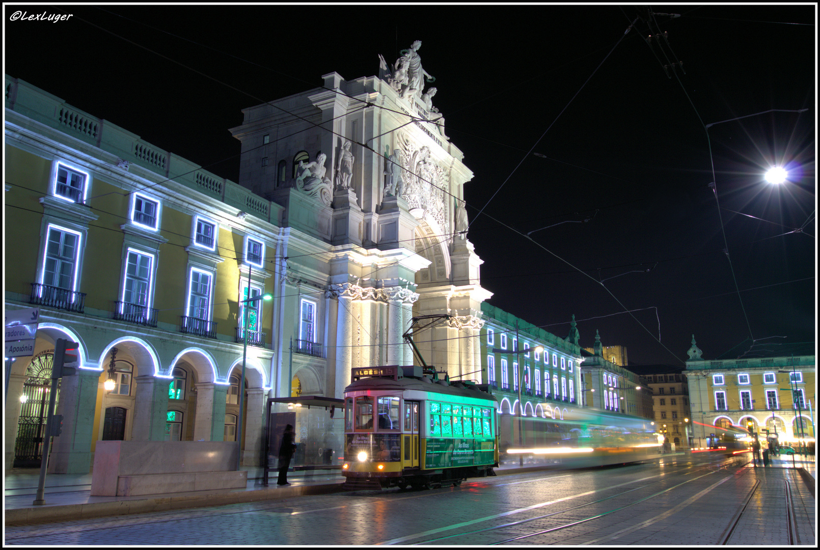 Lissabon Tram 15 (E15) und im Hintergrund sieht man die Arco da Rua Augusta