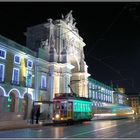 Lissabon Tram 15 (E15) und im Hintergrund sieht man die Arco da Rua Augusta