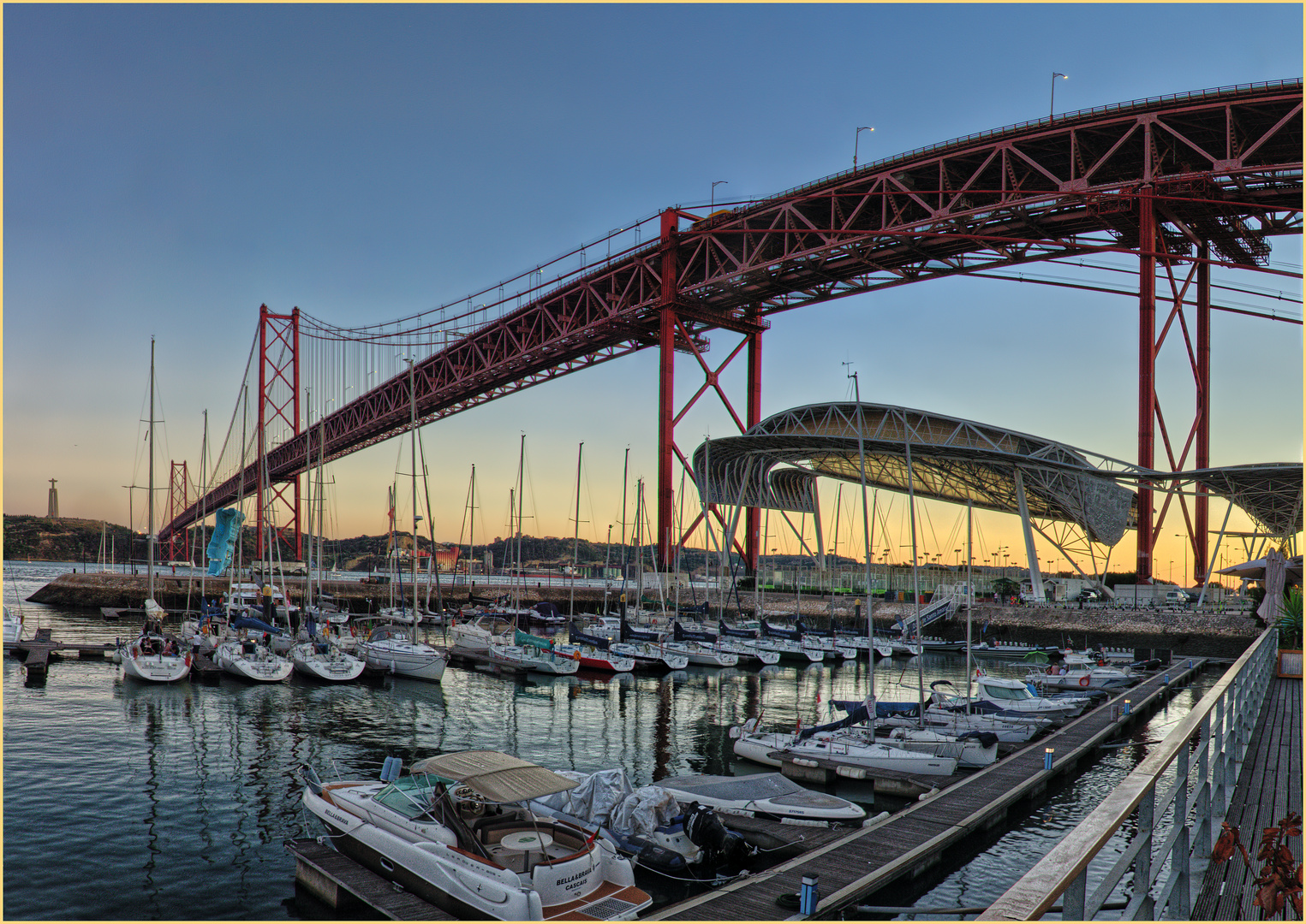 Lissabon, unter der Brücke