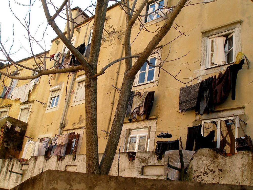 Lissabon: Wäschetrocknen vor dem Fenster findet man auf Schritt & Tritt