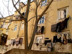 Lissabon: Wäschetrocknen vor dem Fenster findet man auf Schritt & Tritt