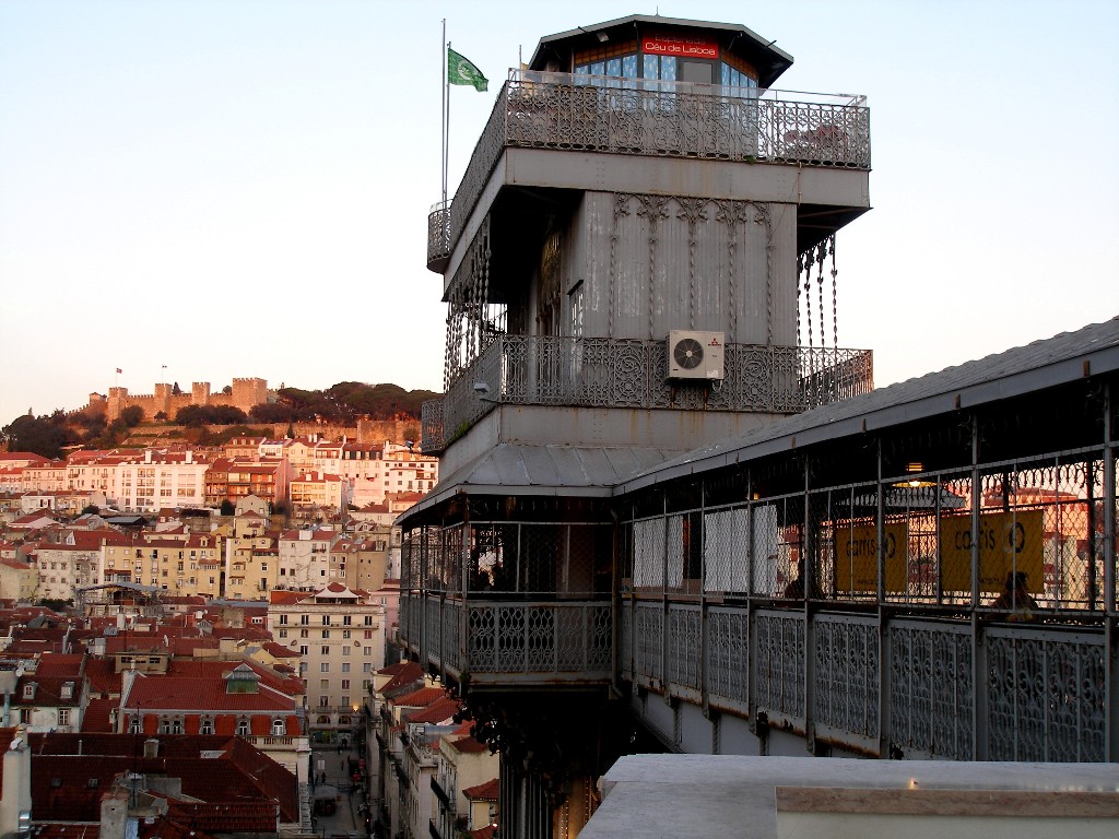 Lissabon_Stadtteil-Aufzug_oberer-Ausstieg