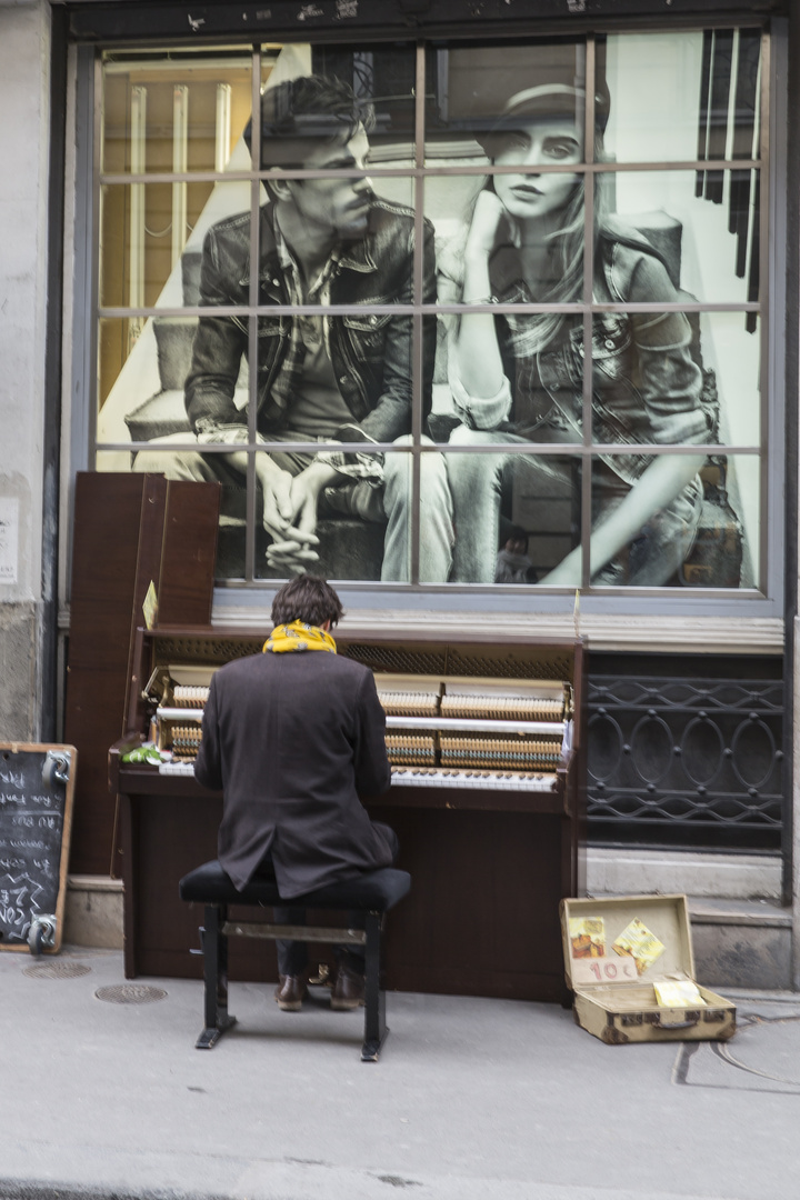 Listen to the piano player