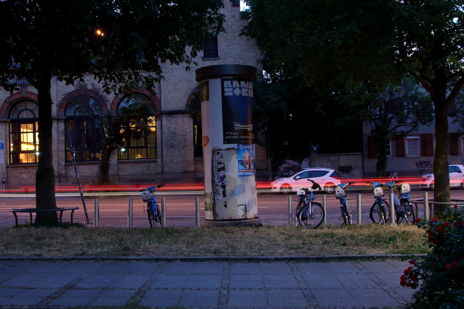 Litfaßsäule bei Nacht