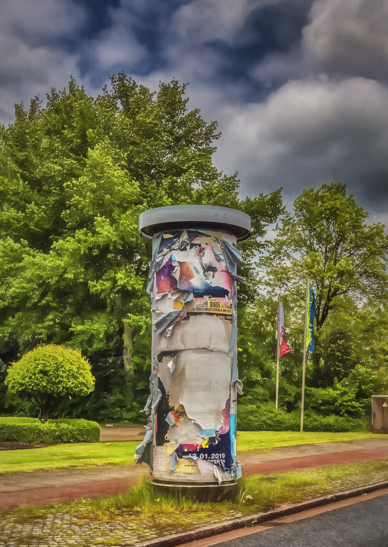 Litfaßsäule im späten Frühjahr