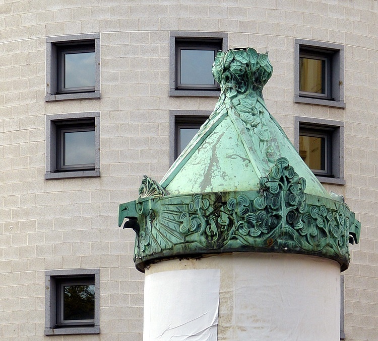 Litfaßsäule mit Jugendstilhaube