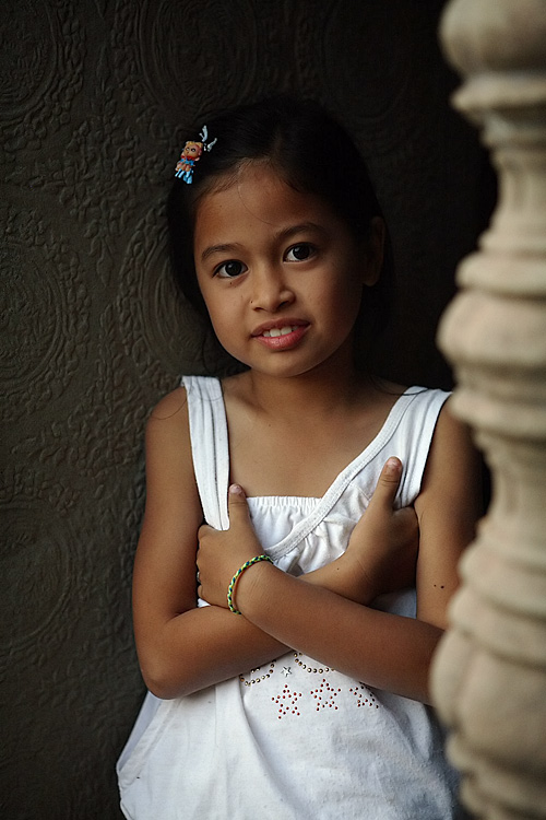 : Little Cambodian girl inside Angkor Wat :