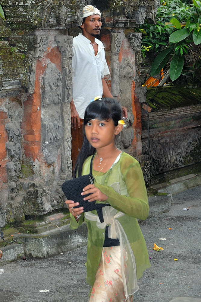 Little girl steps out the temple of Puri Agung Dalem Tarukan