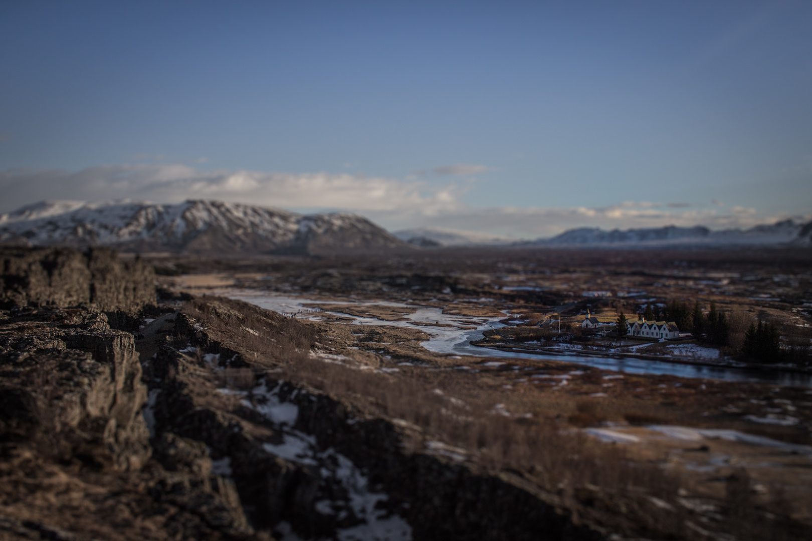 Little Iceland - Häuser am Fluss