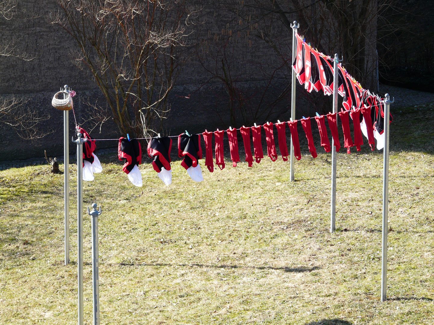 Little Kickers- mom´s washing clothes