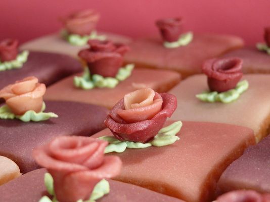 little sweet rose cake