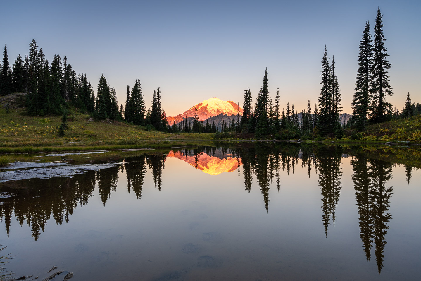 Little Tipsoo Lake zum Sonnenaufgang