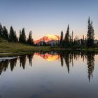 Little Tipsoo Lake zum Sonnenaufgang