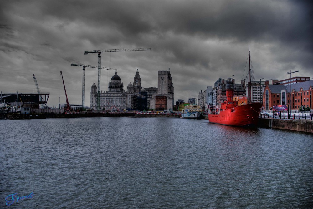 Liverbirds behind Albertdocks