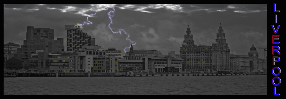 "Liverpool Skyline Panorama" am Tag