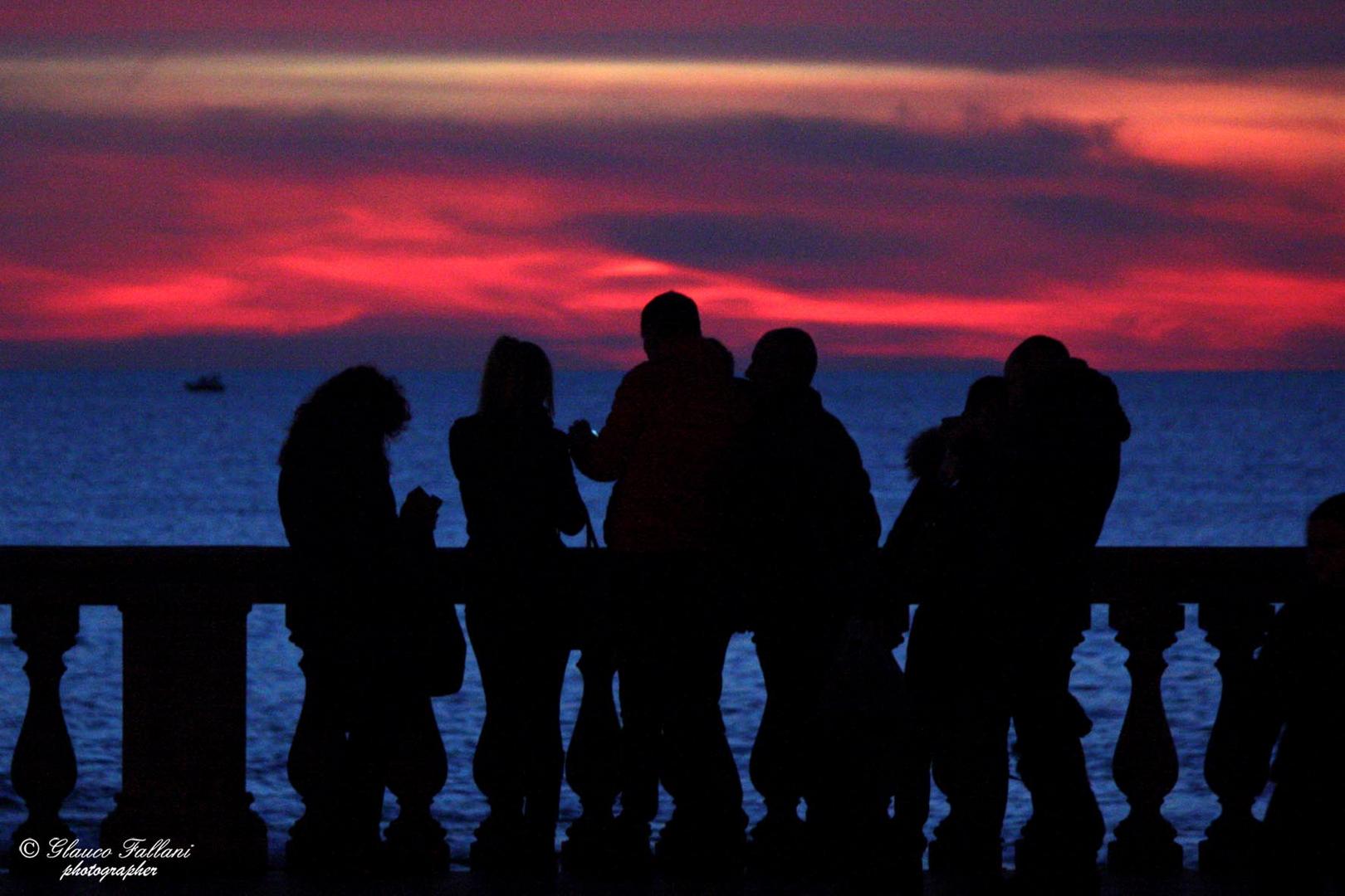 Livornesi di fronte al mare