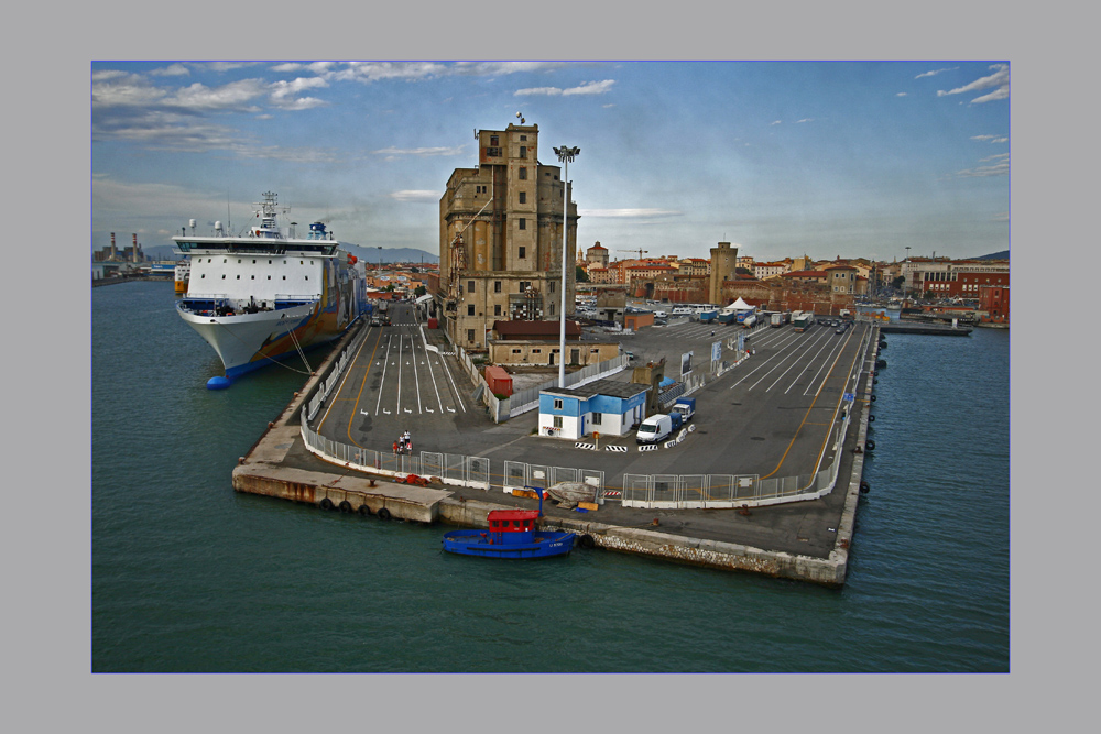 Livorno Hafen für Autofähren
