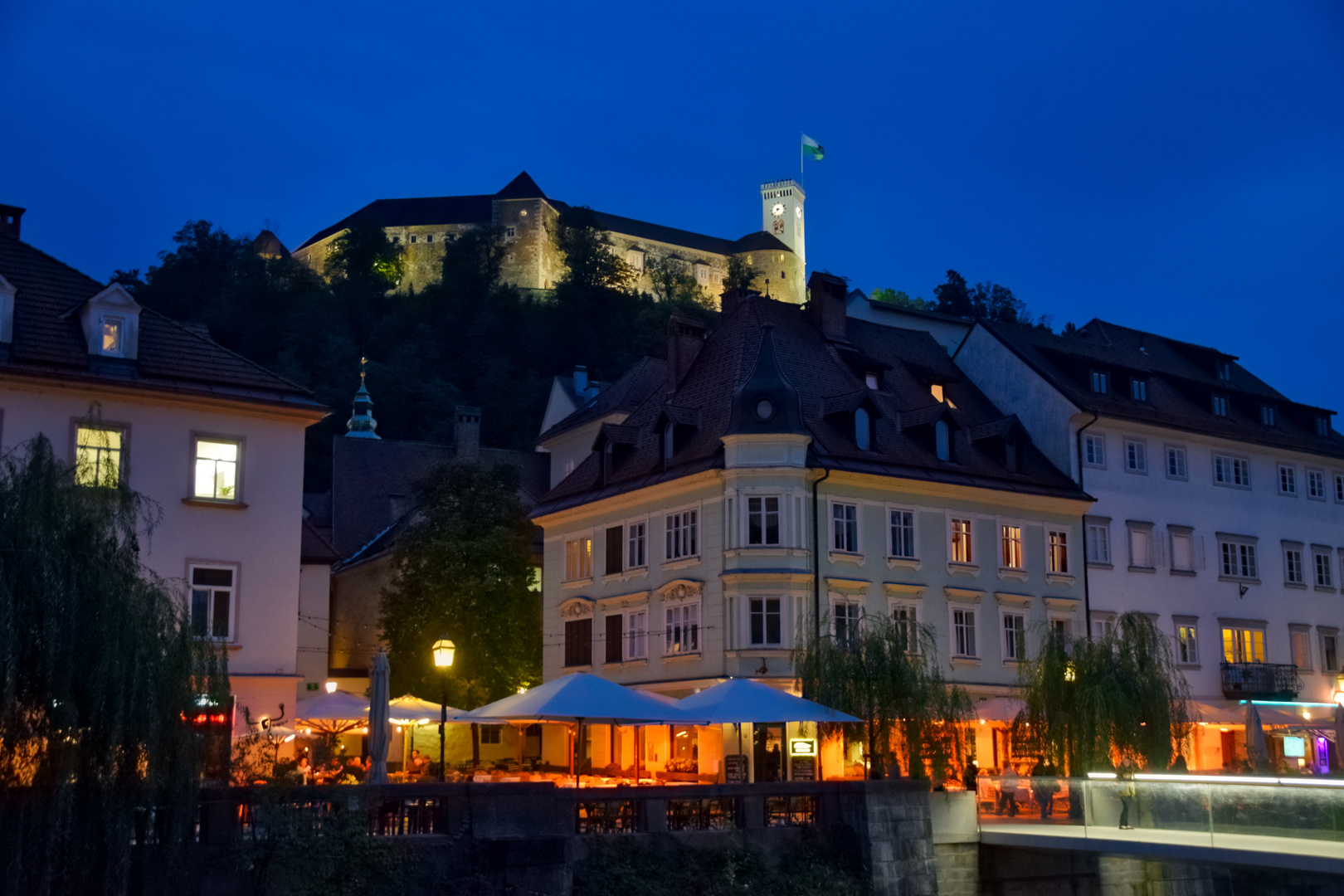 Ljubljana bei Nacht mit Blick auf die Burg