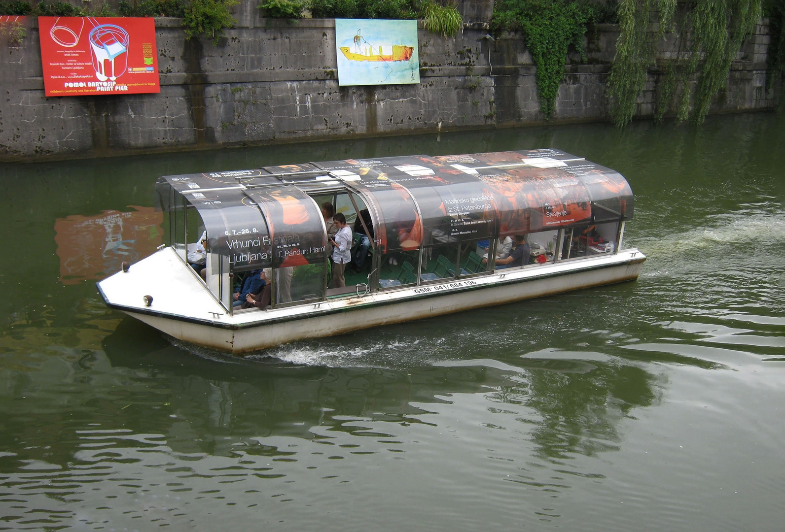 Ljubljanica mit Touristenboot