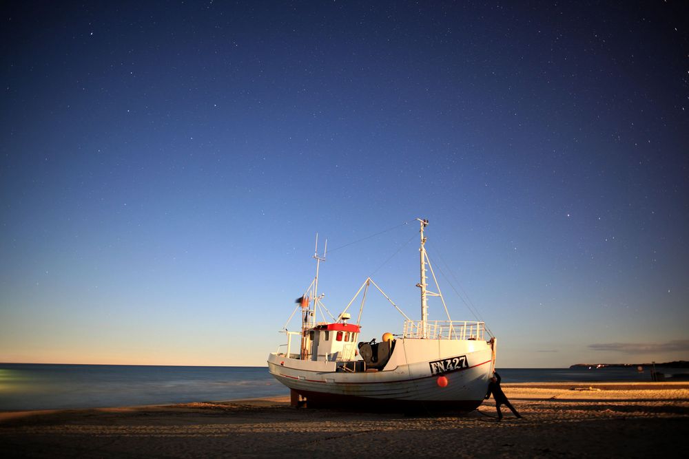 Løkken-Strand, Fischerboot 427 in Vollmondnacht