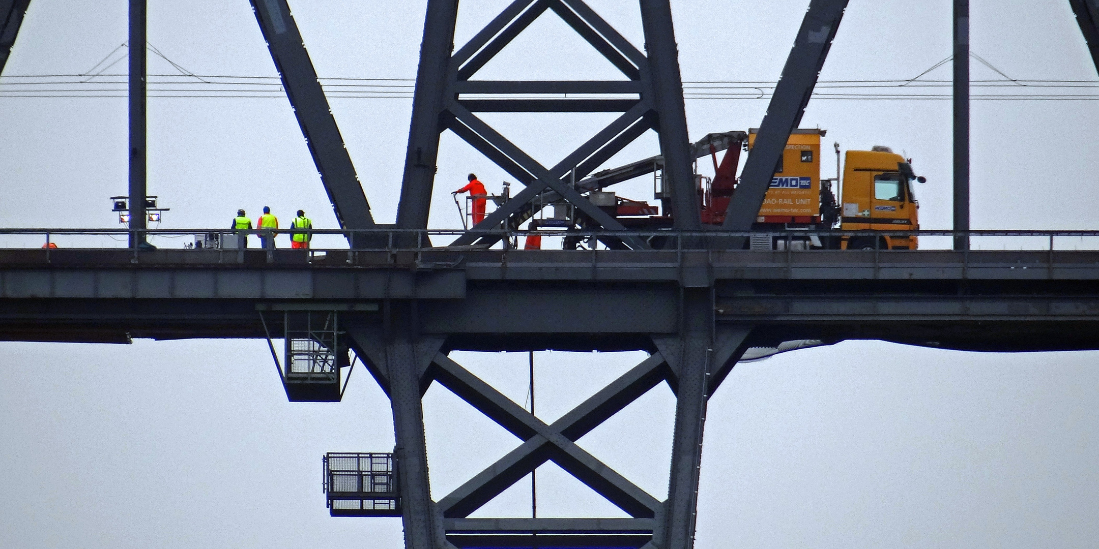 LKW auf Brücke