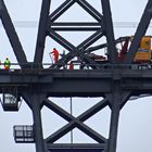 LKW auf Brücke