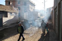 LKW biegt um die Ecke ... in Peru