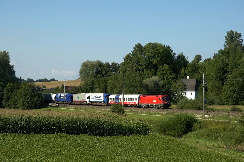 LKW fährt Bahn