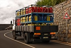 LKW mit bunten Gasflaschen auf Madeira