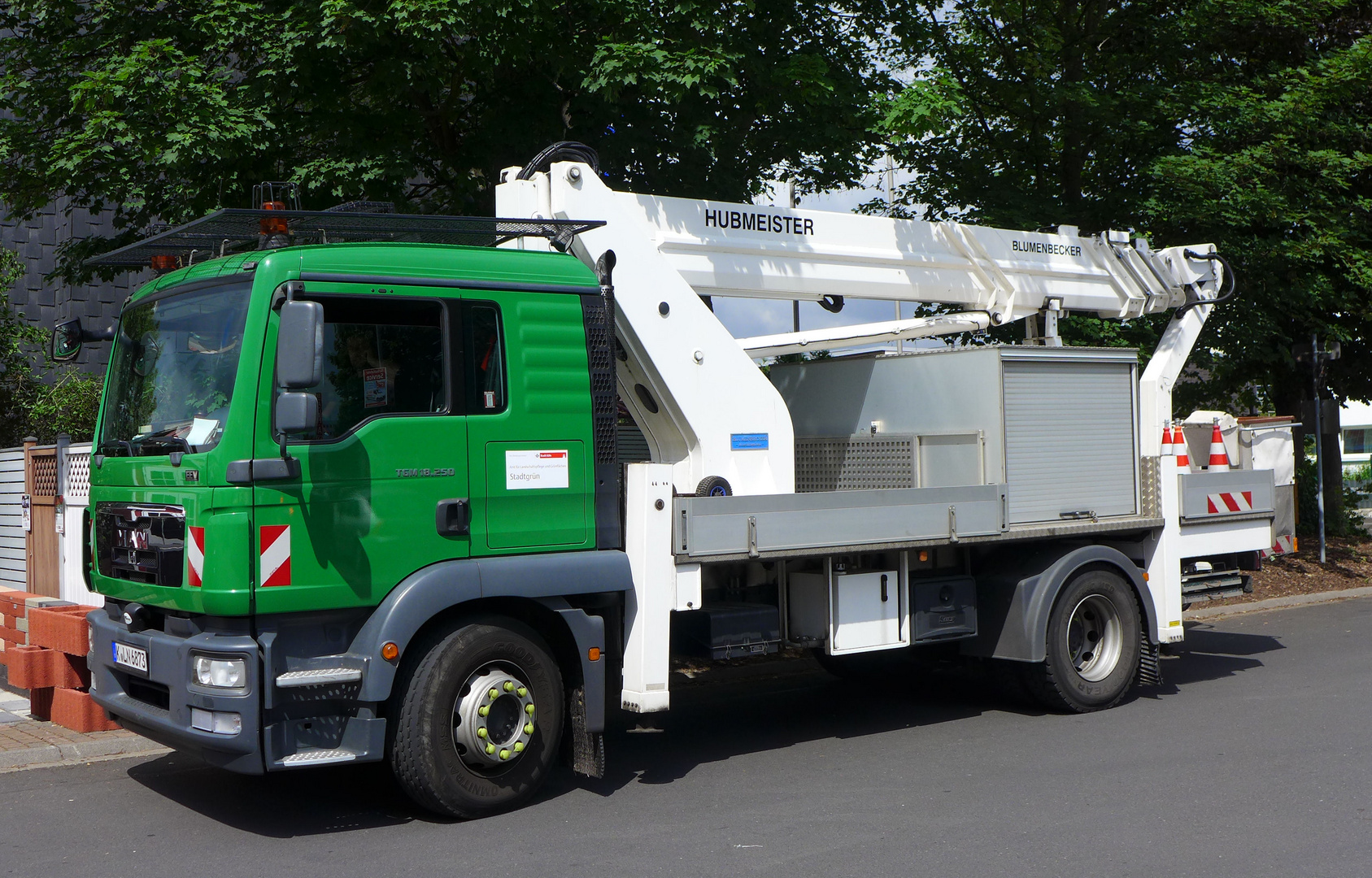 LKW mit Hebebühne