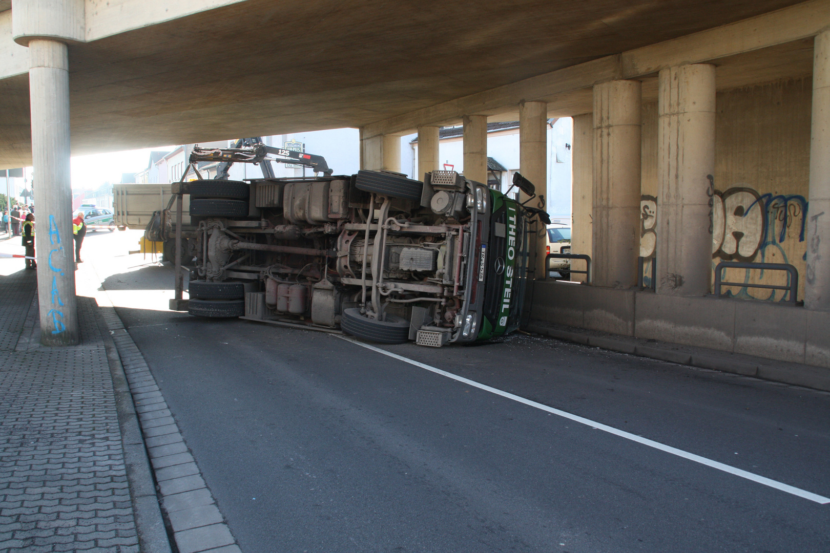 LKW prallte gegen Eisenbahnbrücke 1