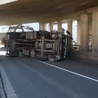 LKW prallte gegen Eisenbahnbrücke 1