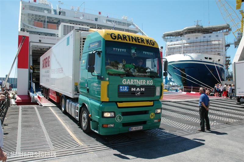 LKW-Sattelzug beim Verlassen der Fähre in Ancona (Italien)