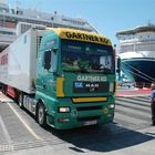 LKW-Sattelzug beim Verlassen der Fähre in Ancona (Italien)