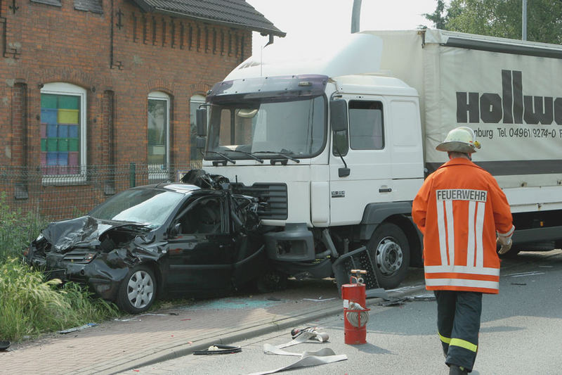 Lkw schiebt Kleinwagen um die Hälfte zusammen