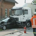 Lkw schiebt Kleinwagen um die Hälfte zusammen