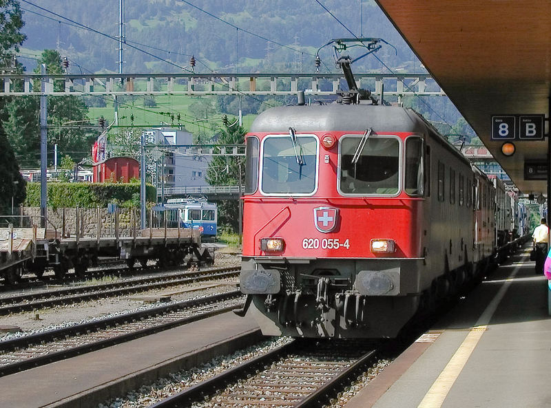 LKW-Shuttlezug mit Re 10/10 in Arth-Goldau