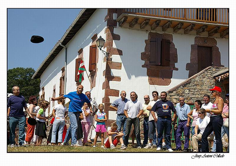 Llançament de Boina - throwing the beret