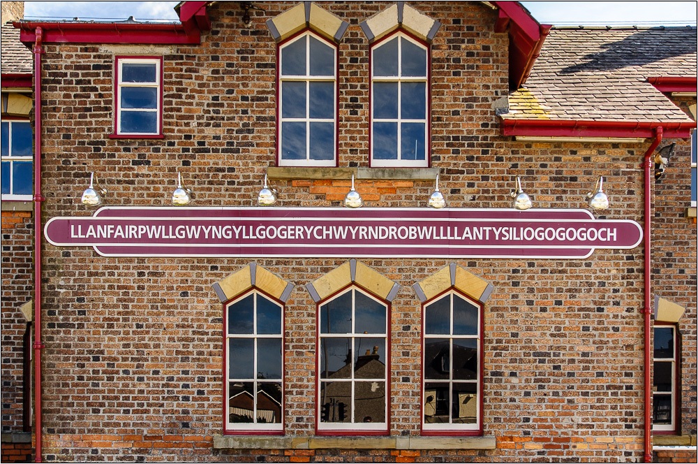 Llanfairpwllgwyngyllgogerychwyrndrobwllllantysiliogogogoch