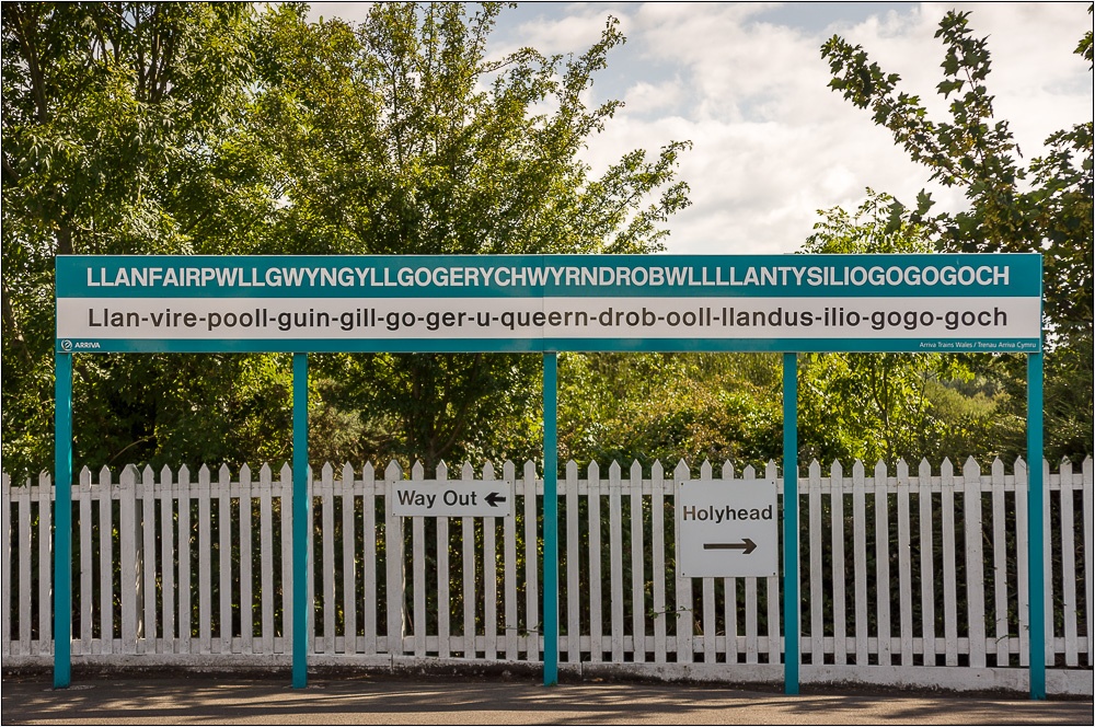 Llanfairpwllgwyngyllgogerychwyrndrobwllllantysiliogogogoch - Bahnsteig