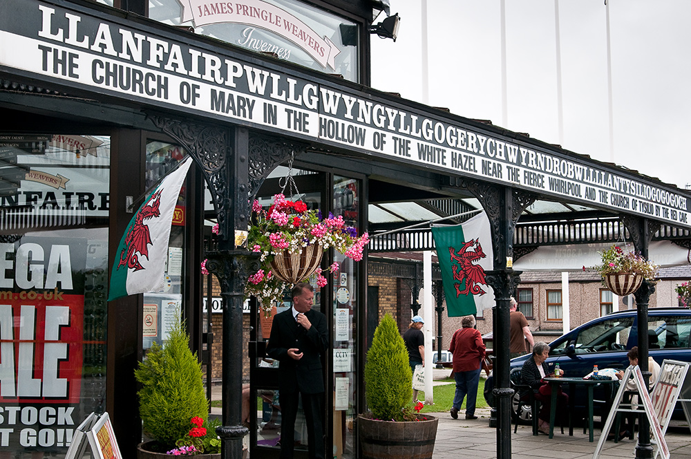 Llanfairpwllgwyngyllgogerychwyrndrobwllllantysiliogogogoch Foto & Bild
