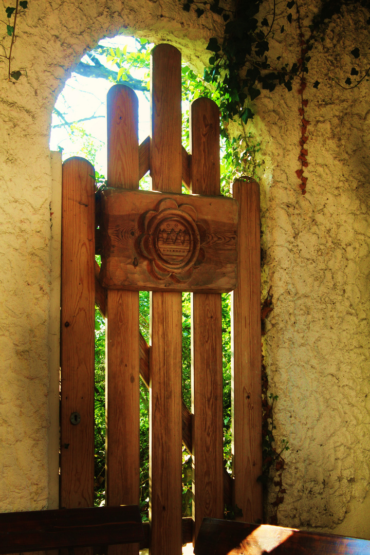 LLCHT UND SCHATTENSPIEL AUF DER ALTEN  MAUER