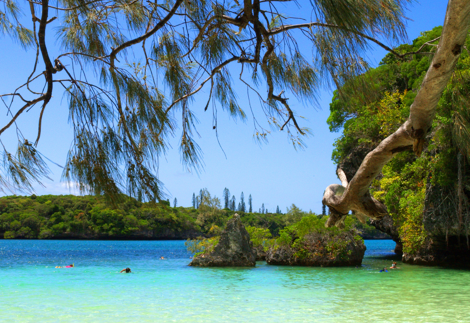 L’Île des Pins Le rocher sacré de la baie de Kanumera photo et image