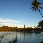 L’Île des Pins – Soleil du soir sur la baie de Kanuméra