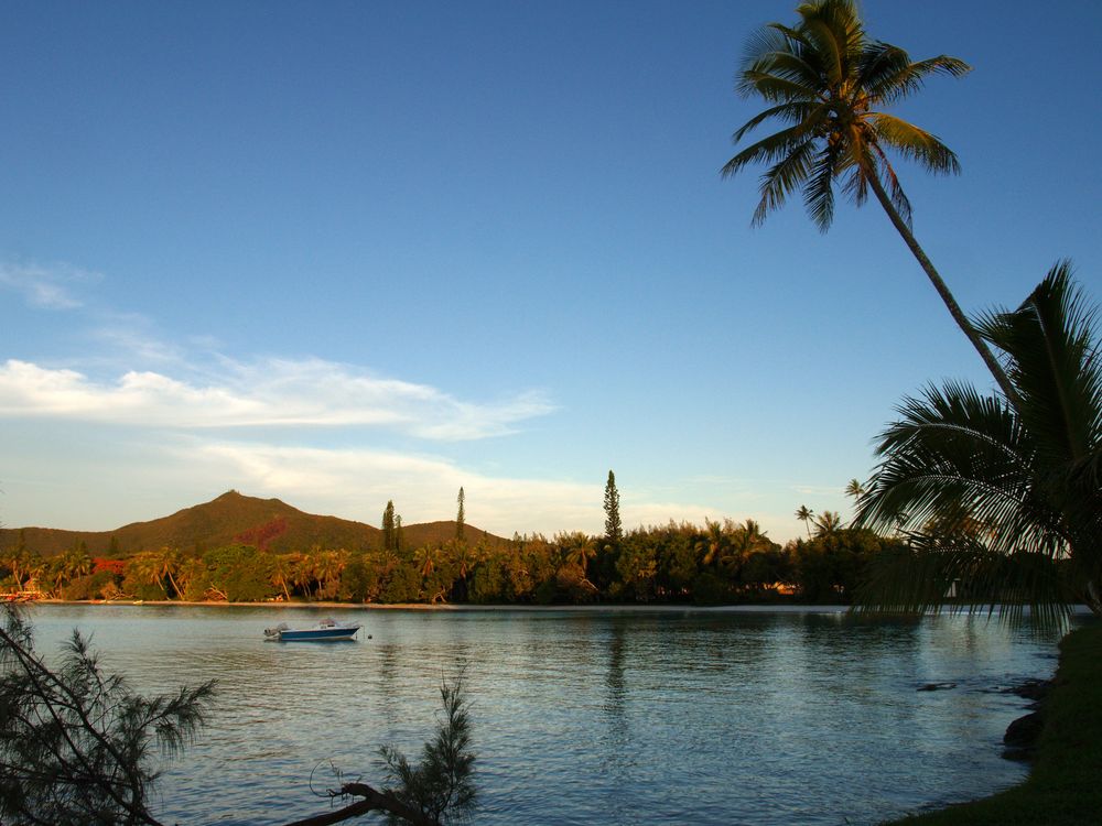 L’Île des Pins – Soleil du soir sur la baie de Kanuméra